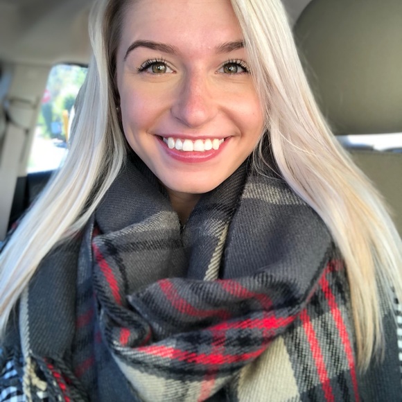 Meet your Posher, Meghan - Picture 3 of 4